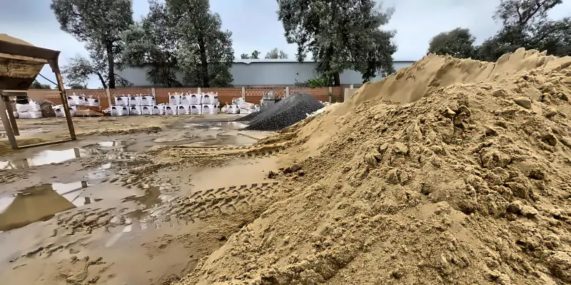 Acopio de arena, piedra y bolsones en el patio