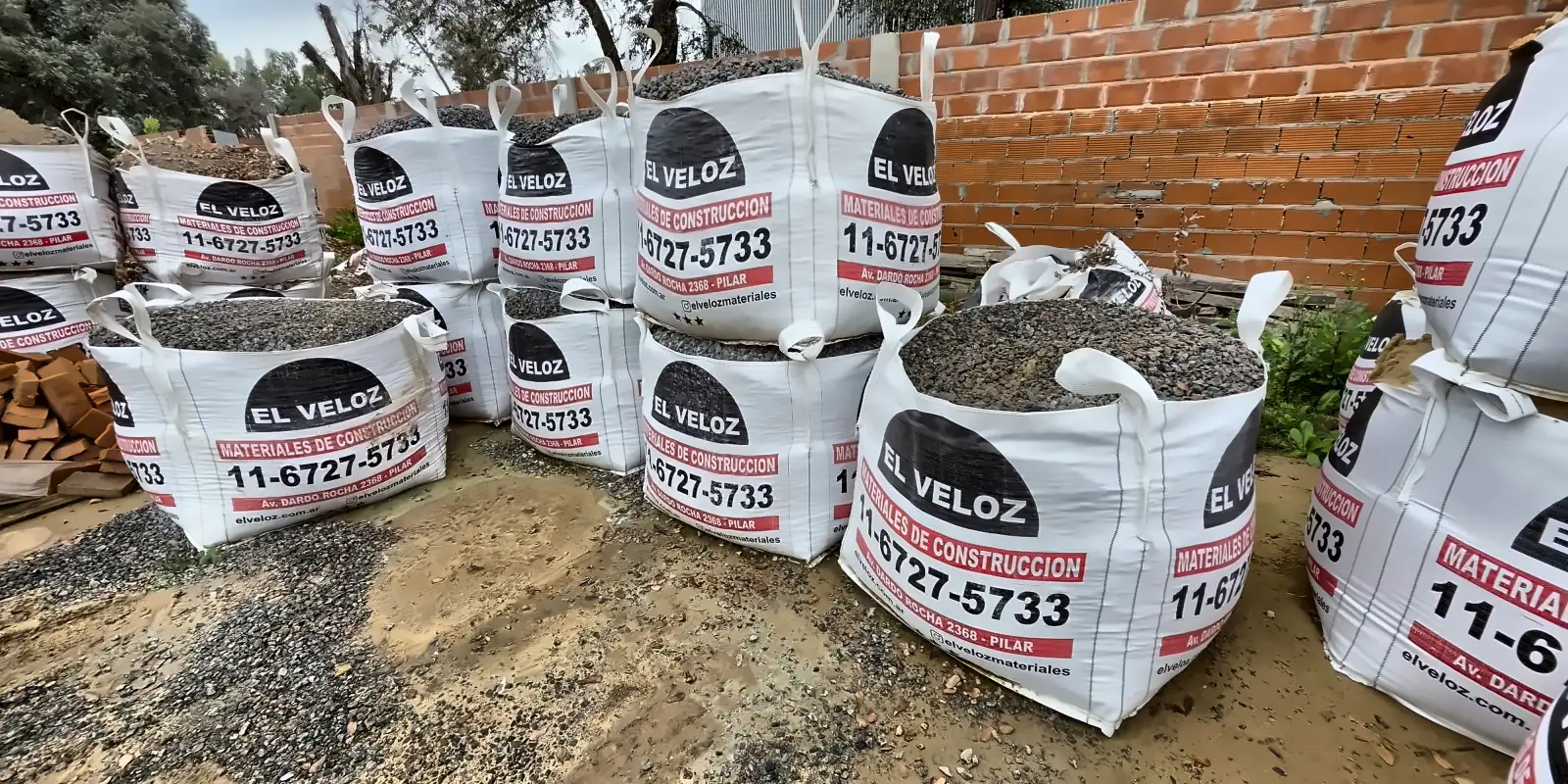 Bolsones de piedra partida y arena de El Veloz