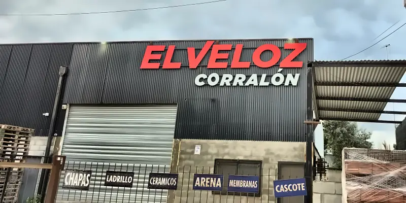 Cartel de El Veloz con los rubros del corralón