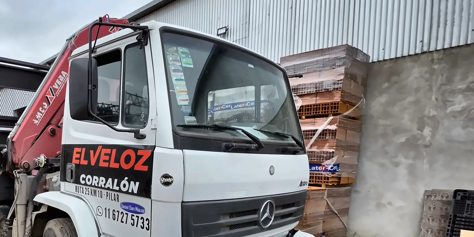 Pallets de ladrillos Latercer junto al camión con hidrogrúa de El Veloz