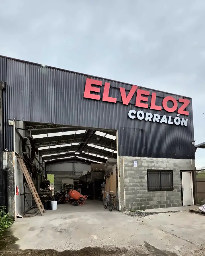 Portón de entrada de Corralón El Veloz, donde se retiran los materiales